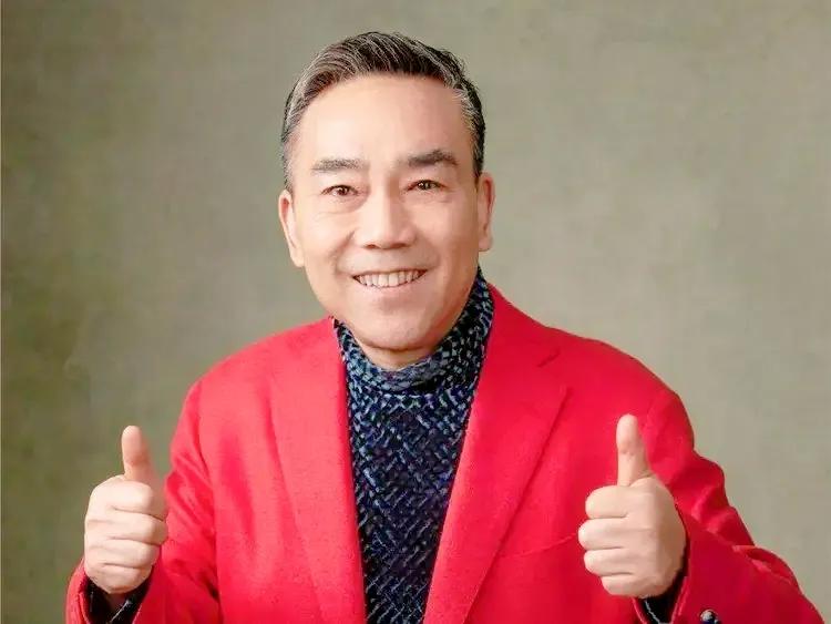 杨少华说杨议从几岁开始表演天赋就显示了出来，家里来了人就给人家表演一段。那个时候