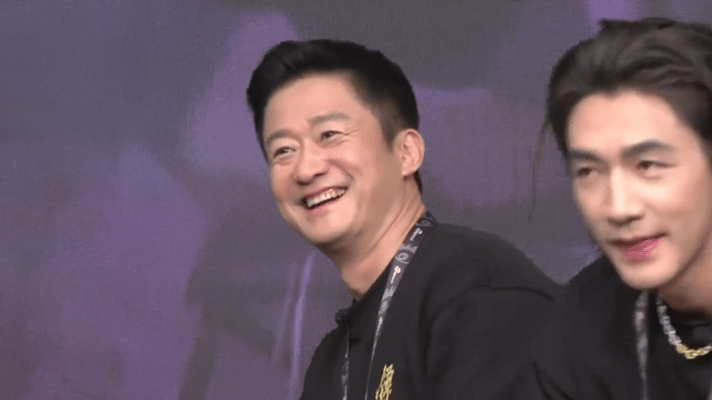 吴京看年轻的自己泛泪花了镖人新浪扫楼破防了！《镖人》扫楼放出吴京处女作片段，他望