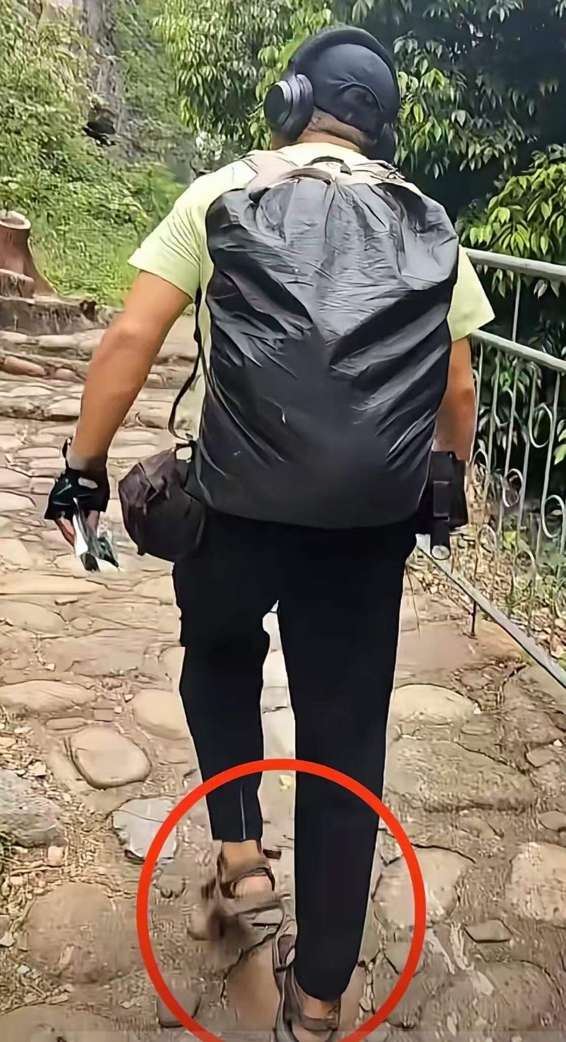 广西，博主深山偶遇“怪人”，反手一个报警，这波操作太硬核！
今天刷到一个广西河池