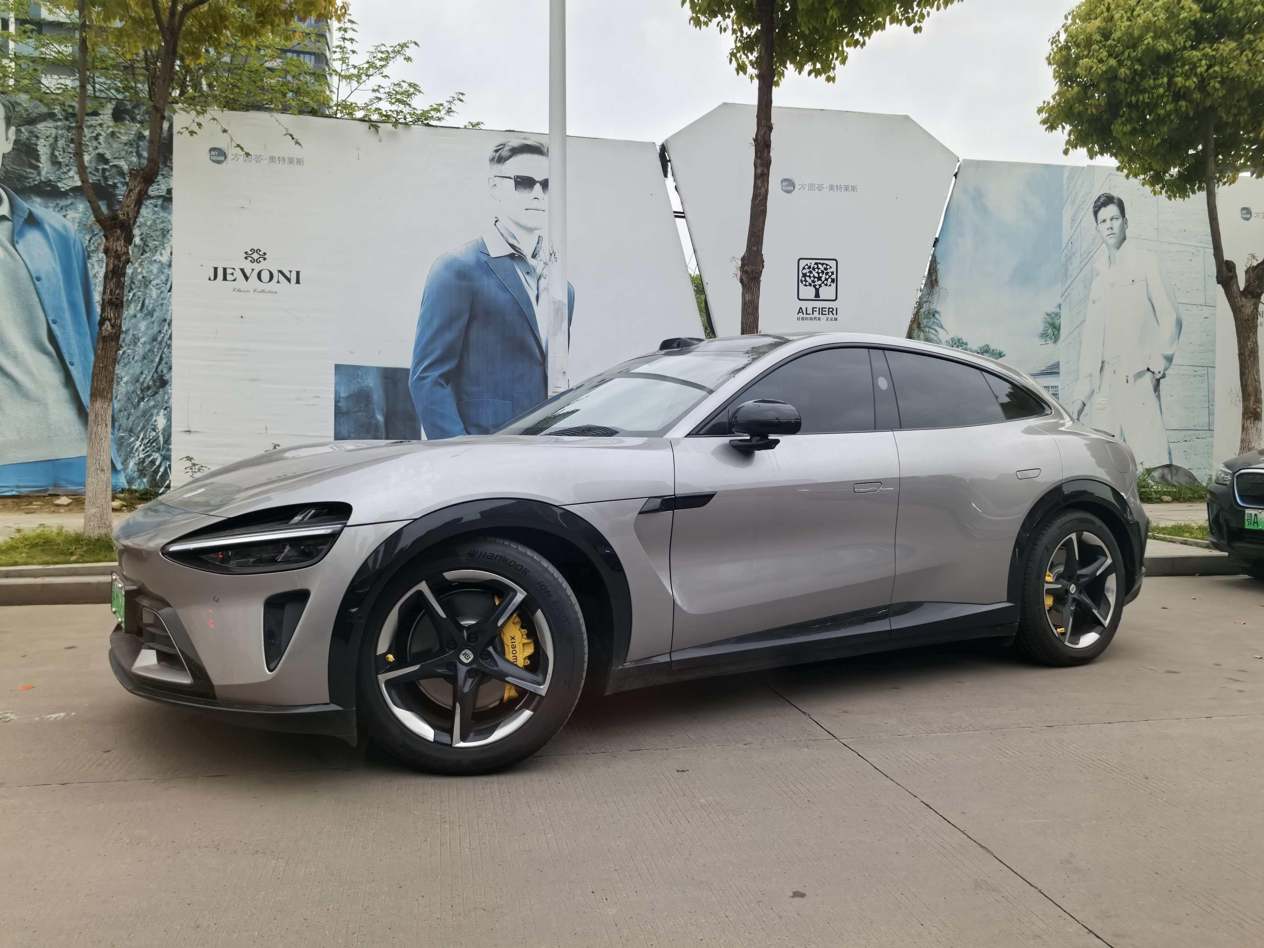 知道这个小米yu7为啥好看嘛？因为它换了法拉利的轮毂。。。法拉利FUV的轮毂比t