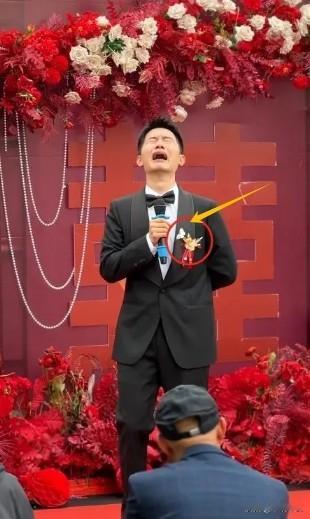 5月2日湖南岳阳一场婚礼，一只蝴蝶落到了新郎的胸前，新郎顿时嚎啕大哭，因为他一星