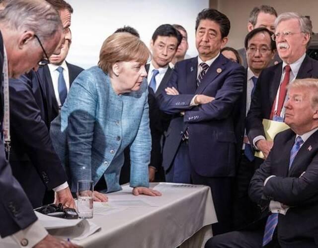 卸任后的默克尔似乎少了些往日的克制。
5月18日柏林论坛上，这位执政十六年的前总
