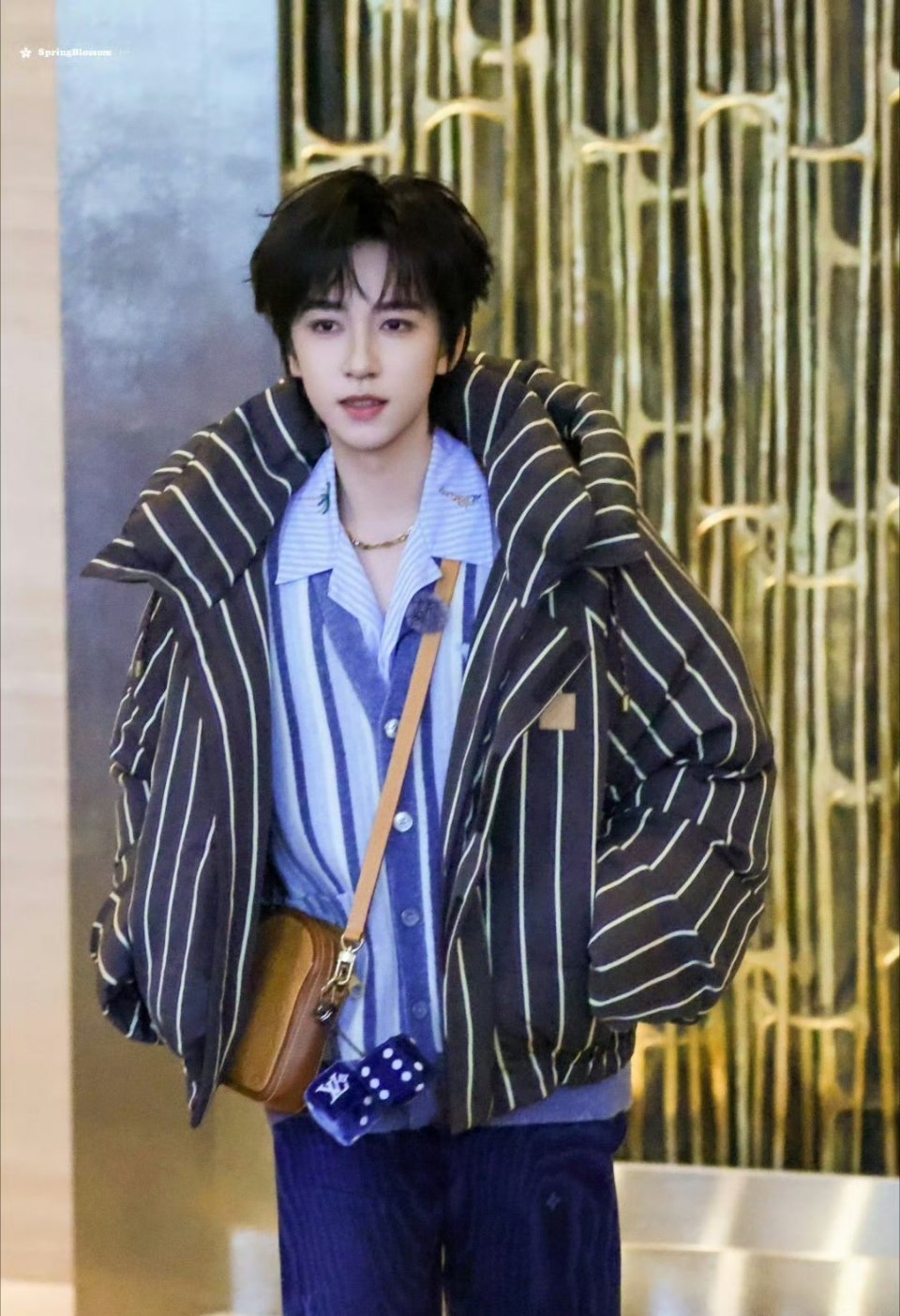 贺峻霖桃花坞第六季重庆路透贺峻霖录制桃花坞 今天状态好好啊啊啊啊啊！宝在桃花坞玩