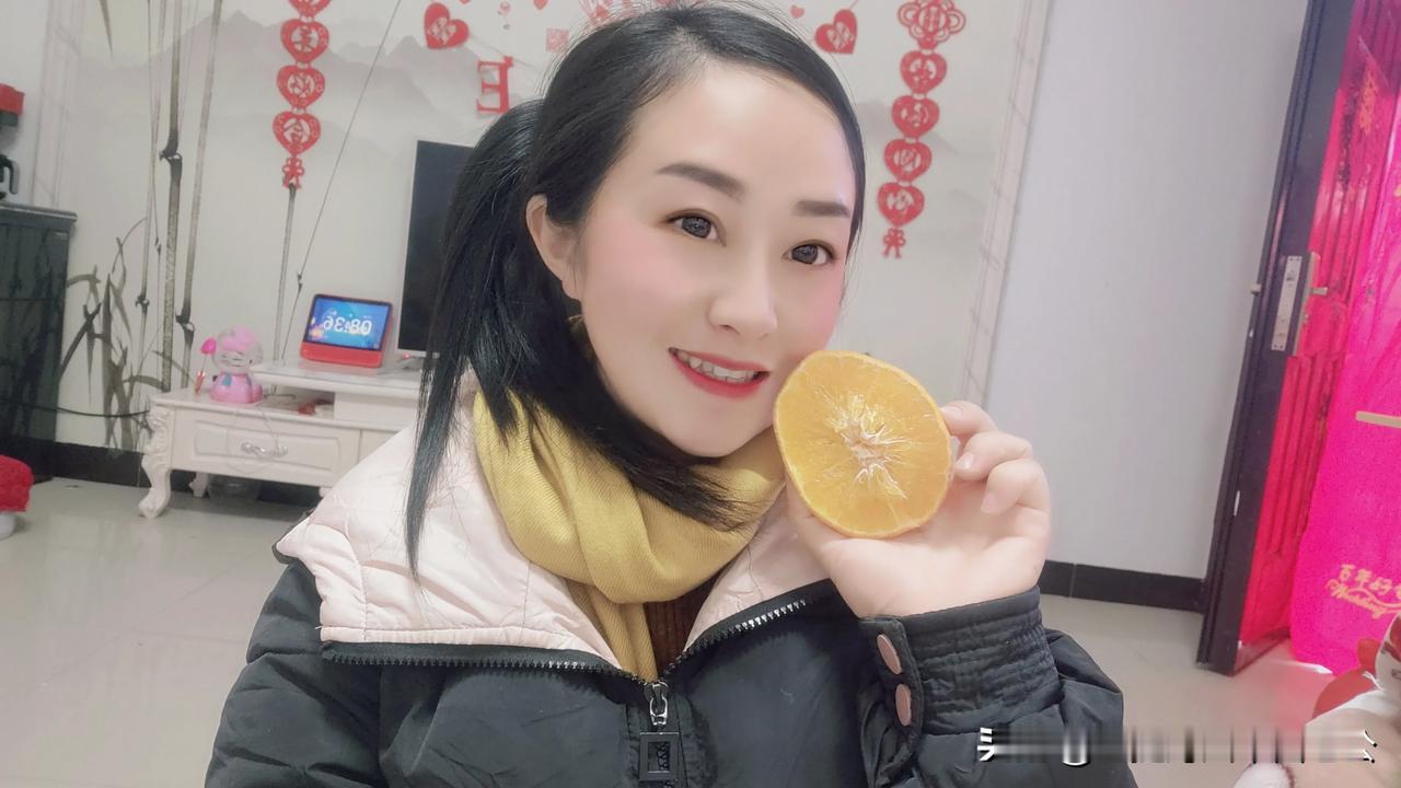大家好，我是老挝杨玛丽，现在我的哥哥嫂子们到四川省眉山市给大家优选的爱媛果冻橙已