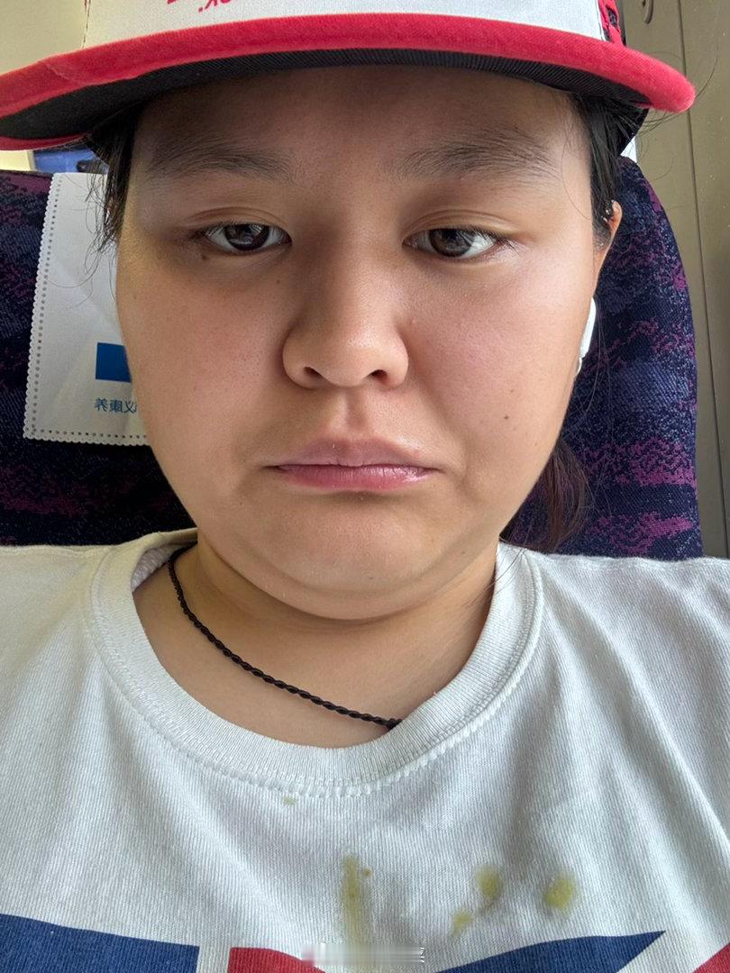 挺难崩的喝个奶昔喷出来翻遍了包里没有纸… 