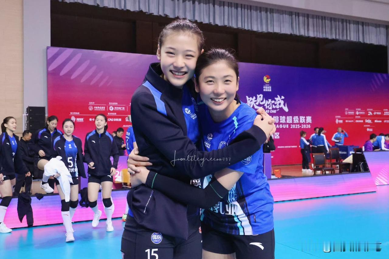 上海女排笑得好happy啊[呲牙]
赛后上海女排教练和队员笑成了一片海。瞧，副攻