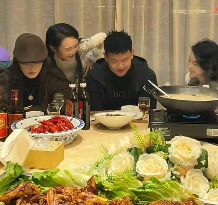 别被姐弟情深骗了，你看到的每一滴眼泪，可能都算进了小龙虾的单价里。
当初三江锅的