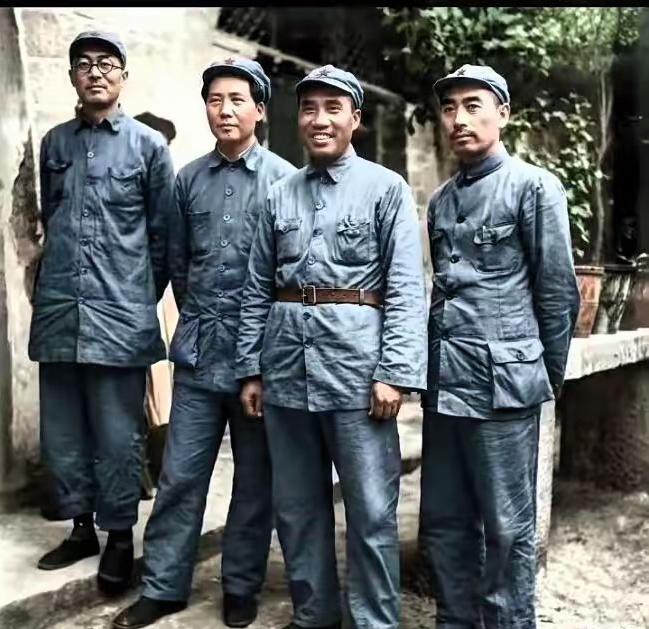 第一次见毛主席的这张照片，忍不住向大家请教，站在伟人旁边的，几位老前辈，他们分别