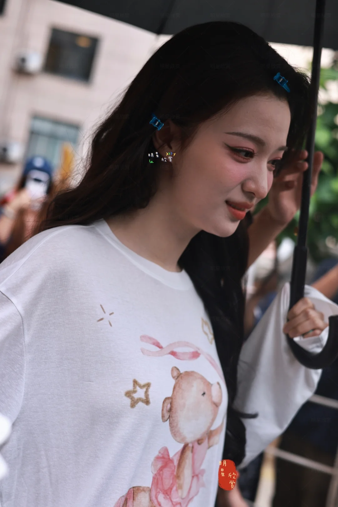 戴小发卡的楚然上班了