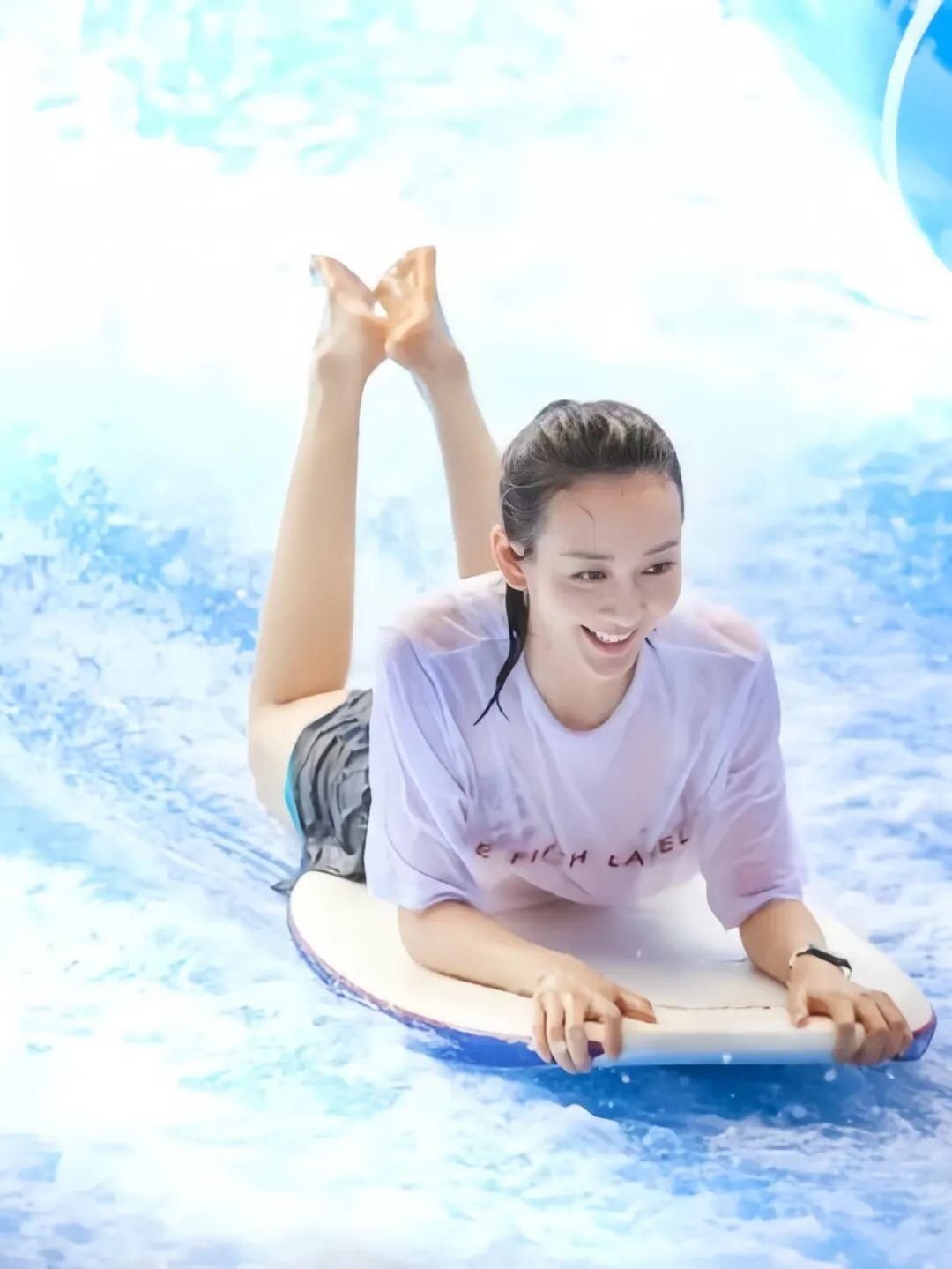 王鸥湿身大片，穿透视衫玩滑水若隐若现好美啊！ 