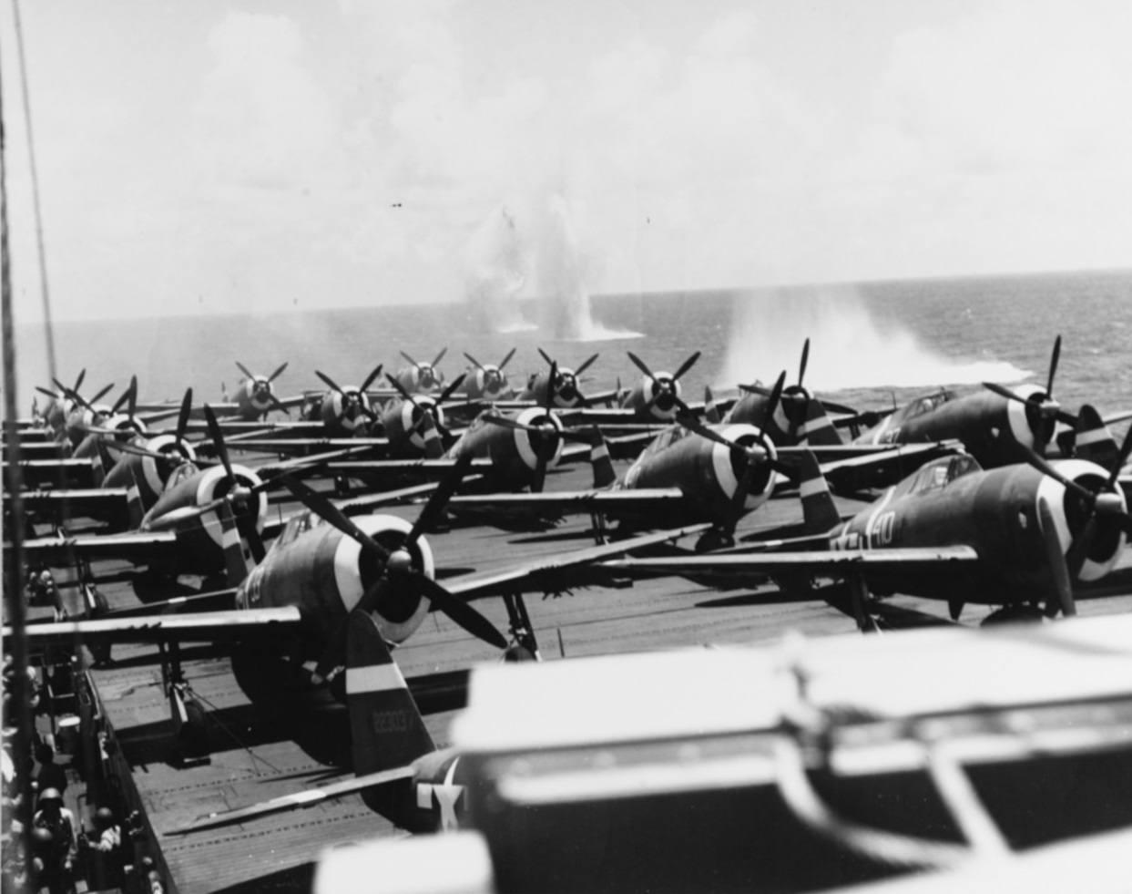 二战时期有个超罕见的画面：美国陆军航空军的P-47“雷电”战斗机，竟然从美国海军