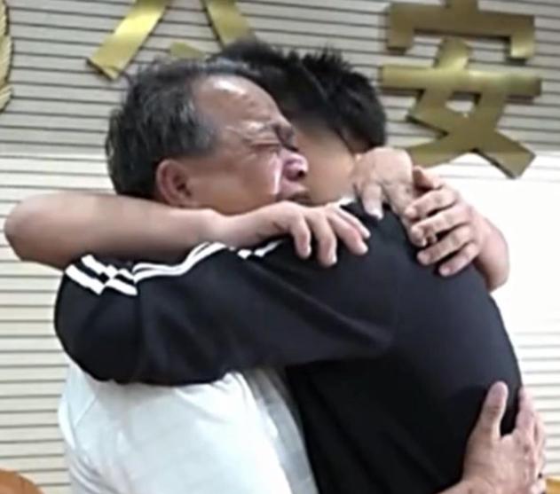 广东一7岁男孩被人拐卖，12年后，他路过云南一家大排档时，突然觉得店中生蚝的味道
