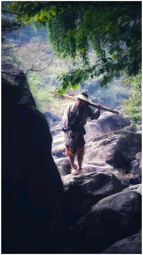 上联：雁山幽径樵声近；
下联：？？？