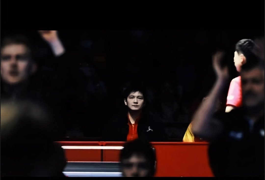 他逆着光，成了这里唯一的神迹。 