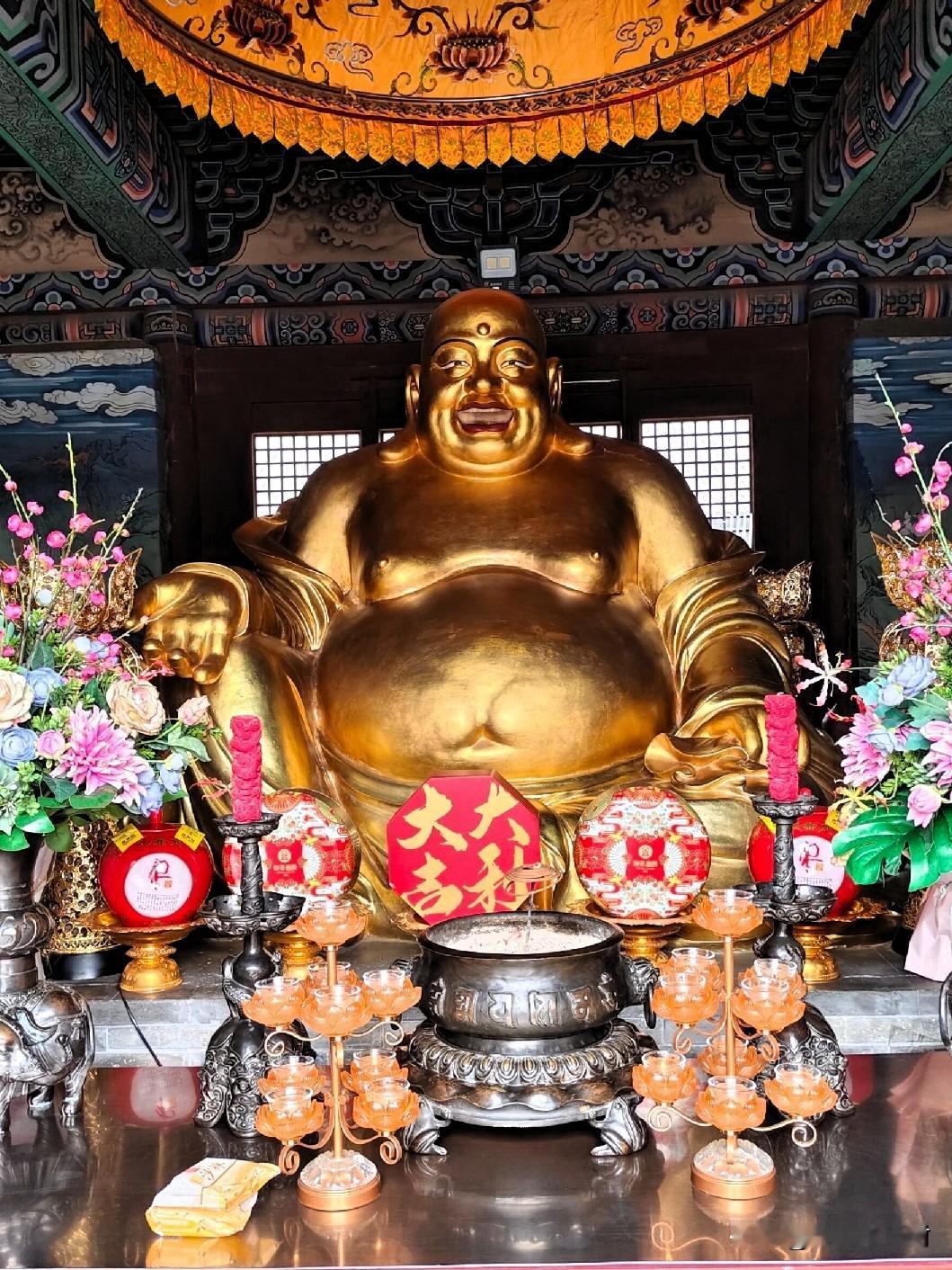 大同法华寺的这尊笑佛，专治你的不开心！
 
谁来大同法华寺，没被这尊金身弥勒佛治