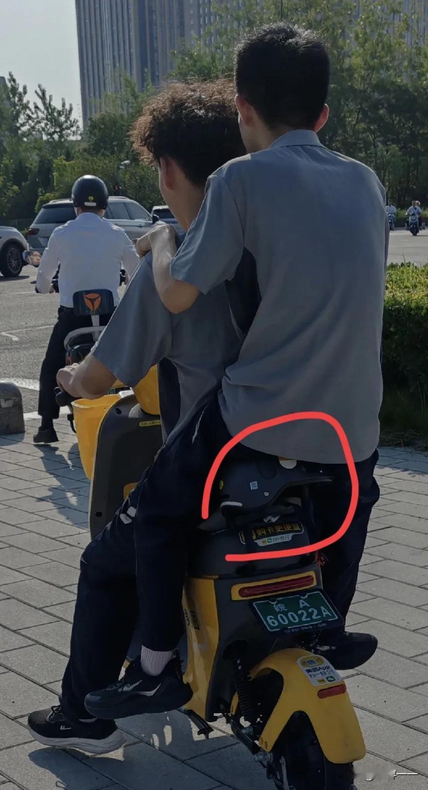 对于这种人应该禁止他骑共享单车！

这是今天早上发现的一幕，一大早去上班，看到前
