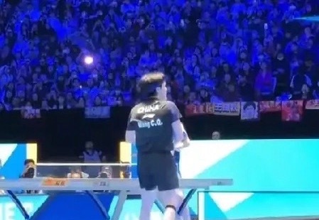 原来在海口亚洲杯王楚钦对阵张佑安的比赛结束后，台北队的队医晒出了一段小视频。从小