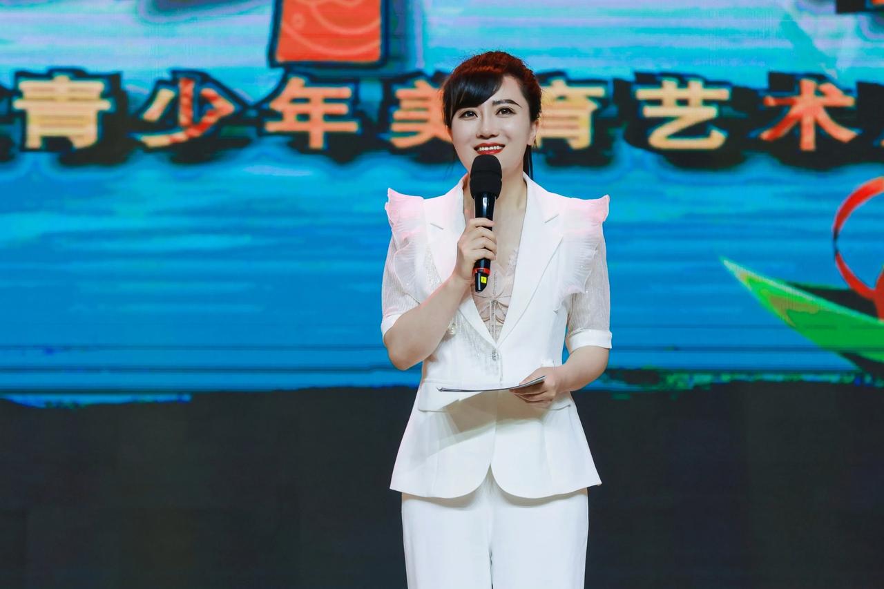 古城西安果然承载着浓浓的中国魂。
从汉服到唐代服饰，从大红灯笼到剪纸艺术，从扇子