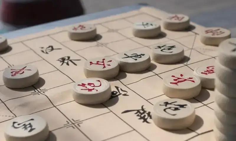 连输三盘，老李还笑
 
老李天天蹲活动室，专挑生面孔下棋。熟人嫌他套路深，他嫌熟