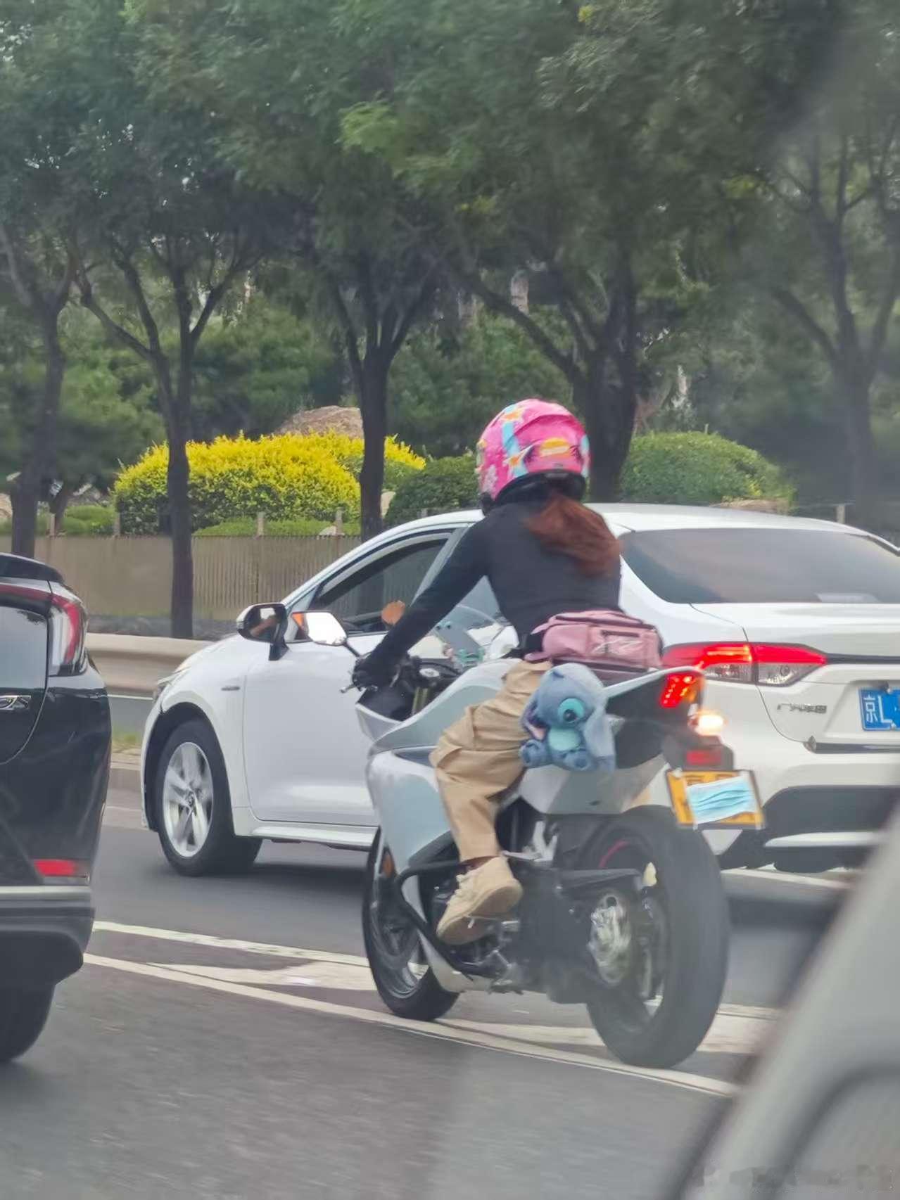 胖哥汽车频道[超话] 好看的小姐姐，可惜看不见车牌号哇~ 摩托车生活碎片 ​​​