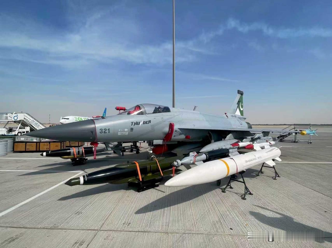 2025年迪拜航展，巴铁的“枭龙”-3战斗机，用配套的中国各型弹药亮相，特别是大
