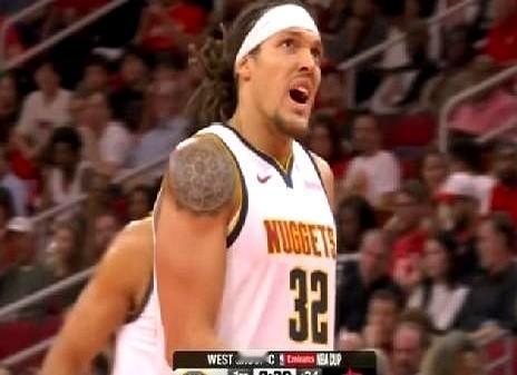 刚开打就伤了，掘金战火箭折损大将。戈登对抗亚当斯冲框时右大腿拉伤退场，赛后诊断是