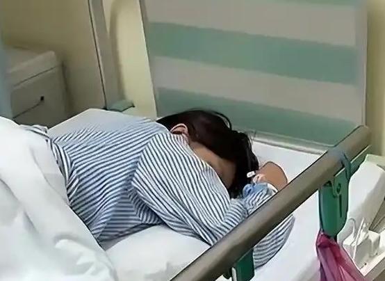 山东，一52岁男子见57岁寡妇在家做饭，突然上前抱了她一下，双方拿起铁钎和钉耙对