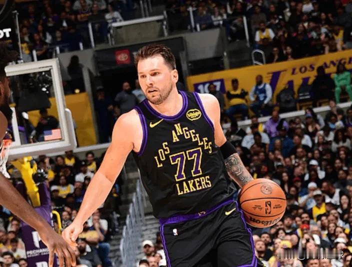 赛季已达80%，东契奇暂时以 0.7 分的优势领先去年的赛季得分王亚历山大；如今