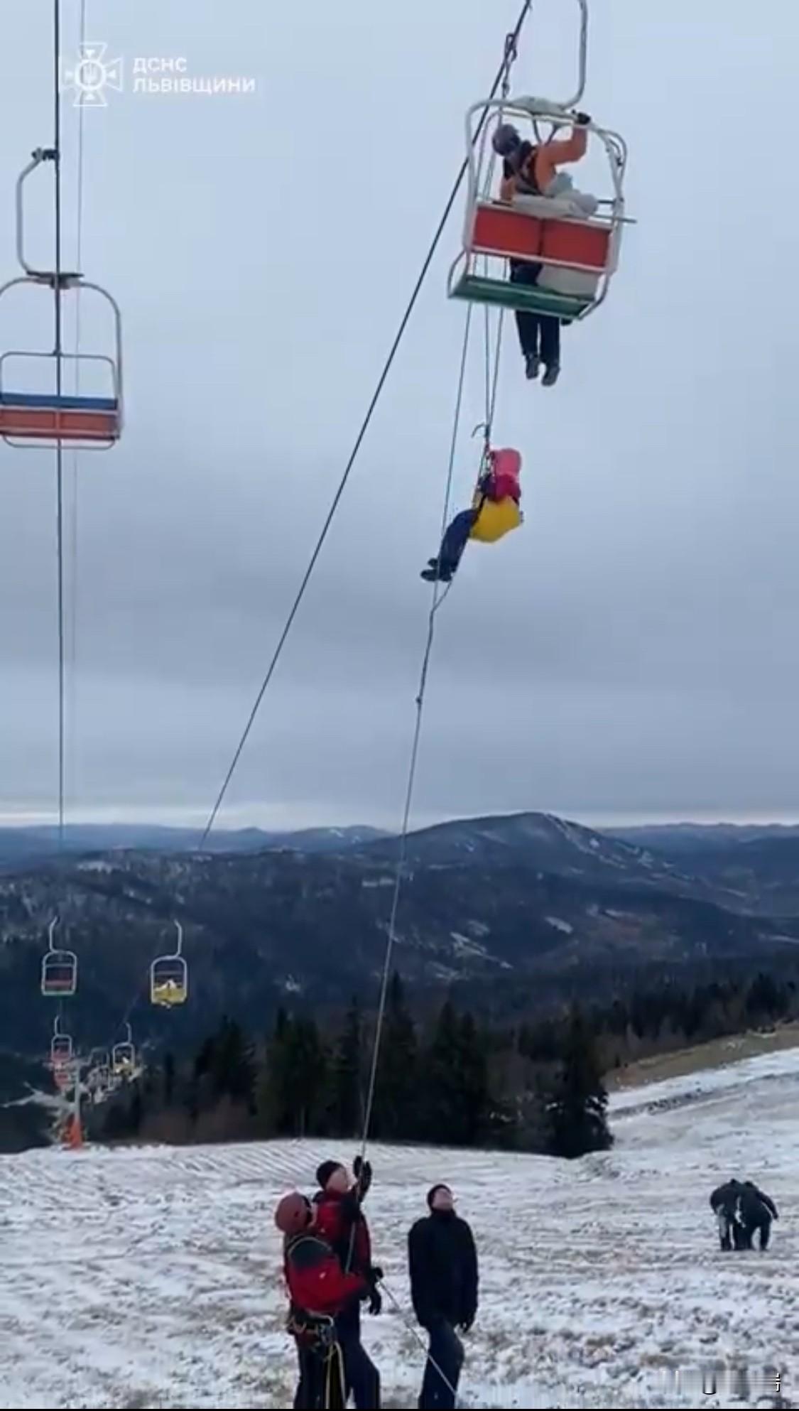 最新消息：周五，乌克兰喀尔巴阡山脉滑雪场发生严重事故，缆车发生故障，导致包括39