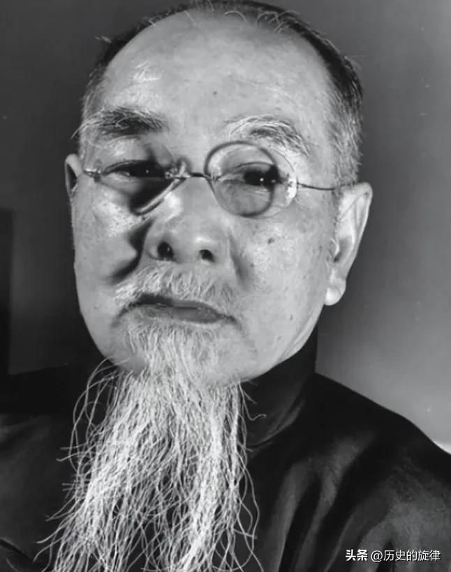 1936年蒋介石西安脱险归宁，当众冷落何应钦，唯独对一老者躬身致谢
 
1936