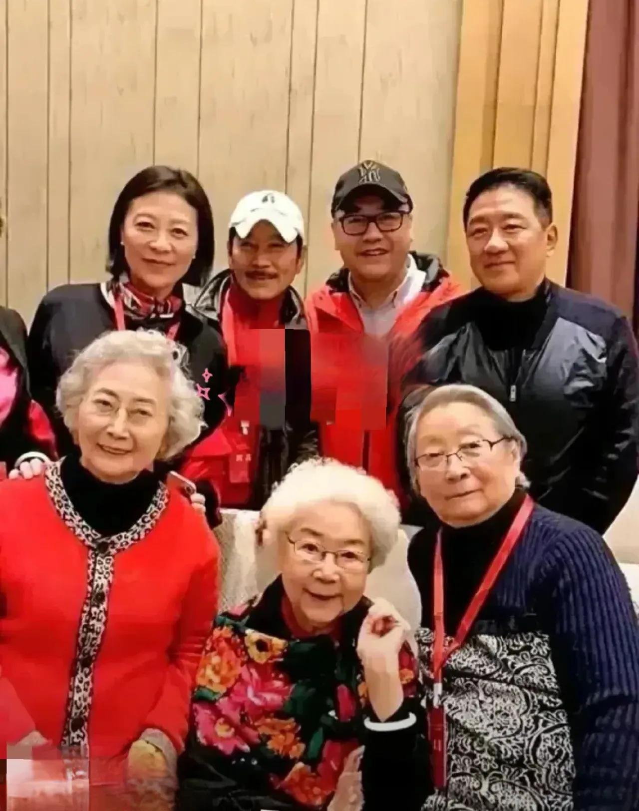 这7位演员，我能认出4个，他们分别在电视剧《跨过鸭绿江》里饰演彭德怀，在电影《白