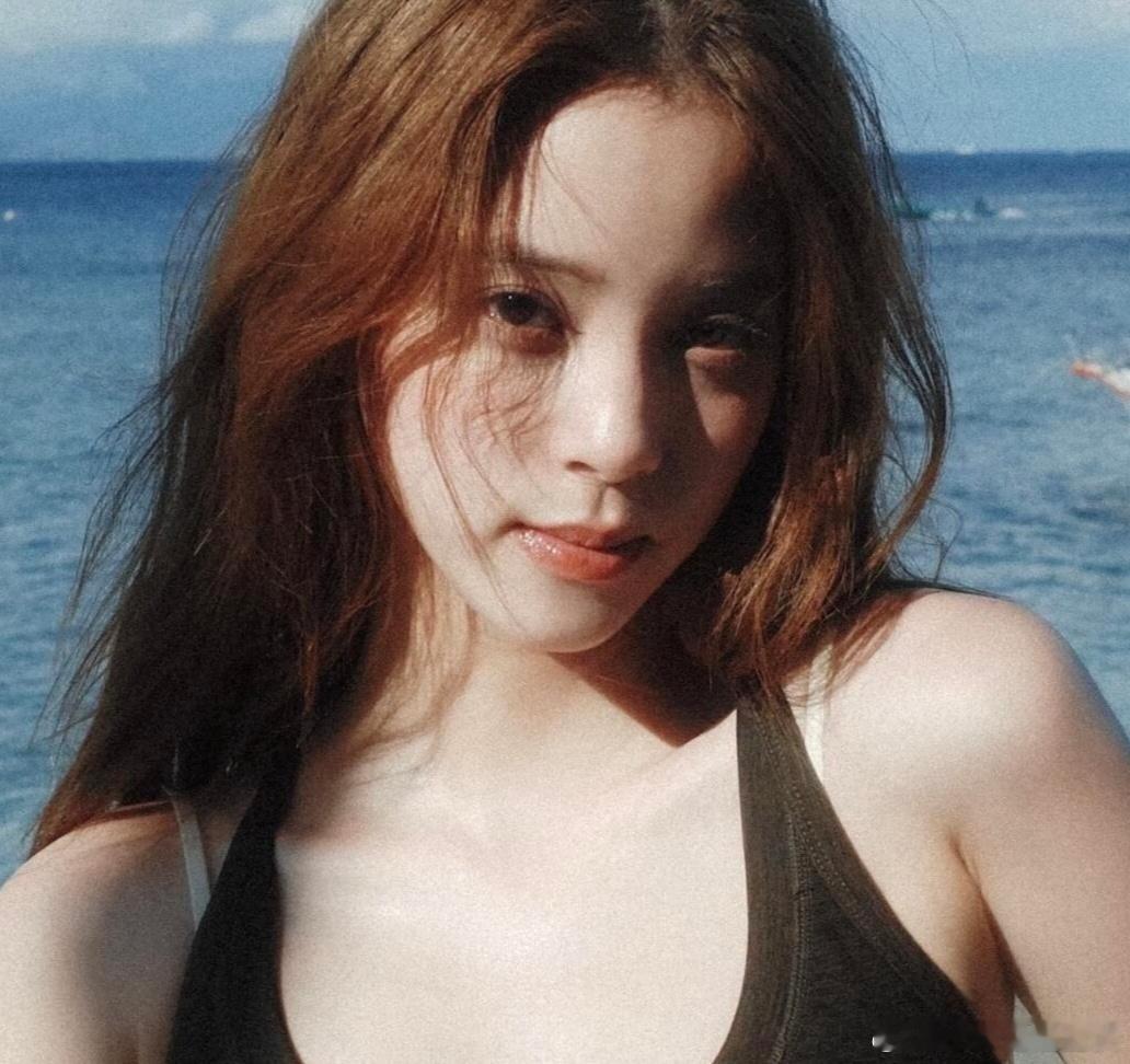 欧阳娜娜 娜比的美商很高，造型多变，每次都是有审美的造型，充分发挥自己优势，日常