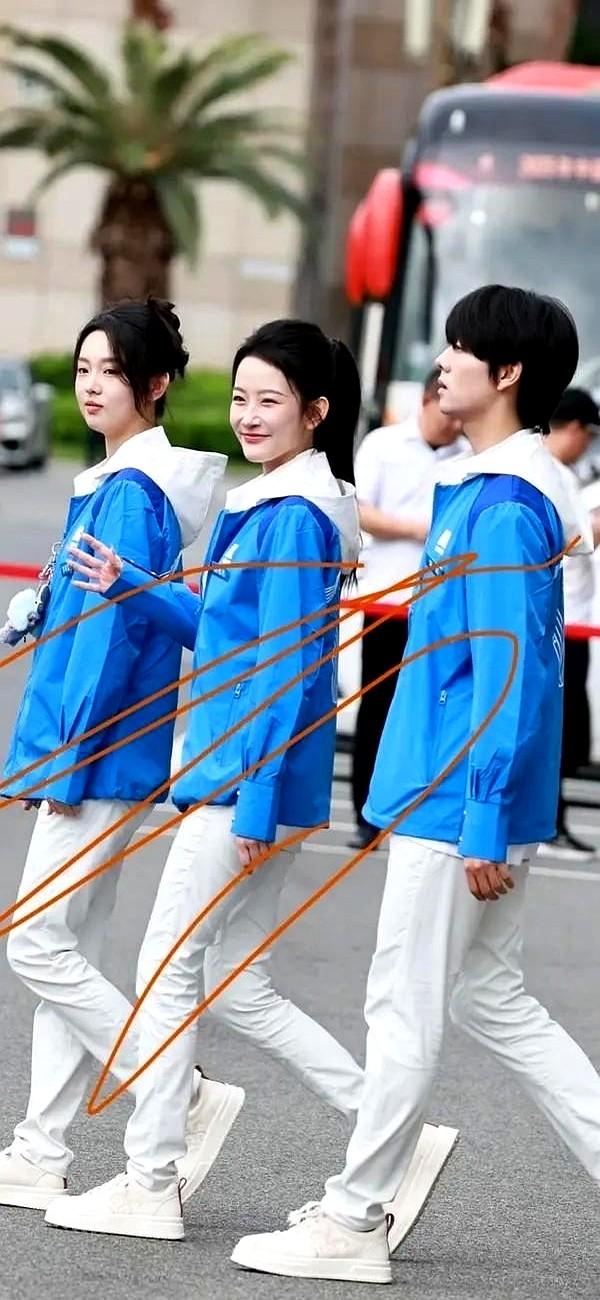 新人演员怕的不是累，是没人看见。

李柯、韩雨桐、曾辉在海南小岛上顶着大太阳练走