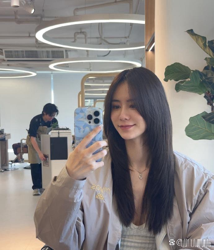 林峰妻子的最新发型让人大为惊喜，以前的衣着风格饱受争议，这次的变化确实让她焕然一