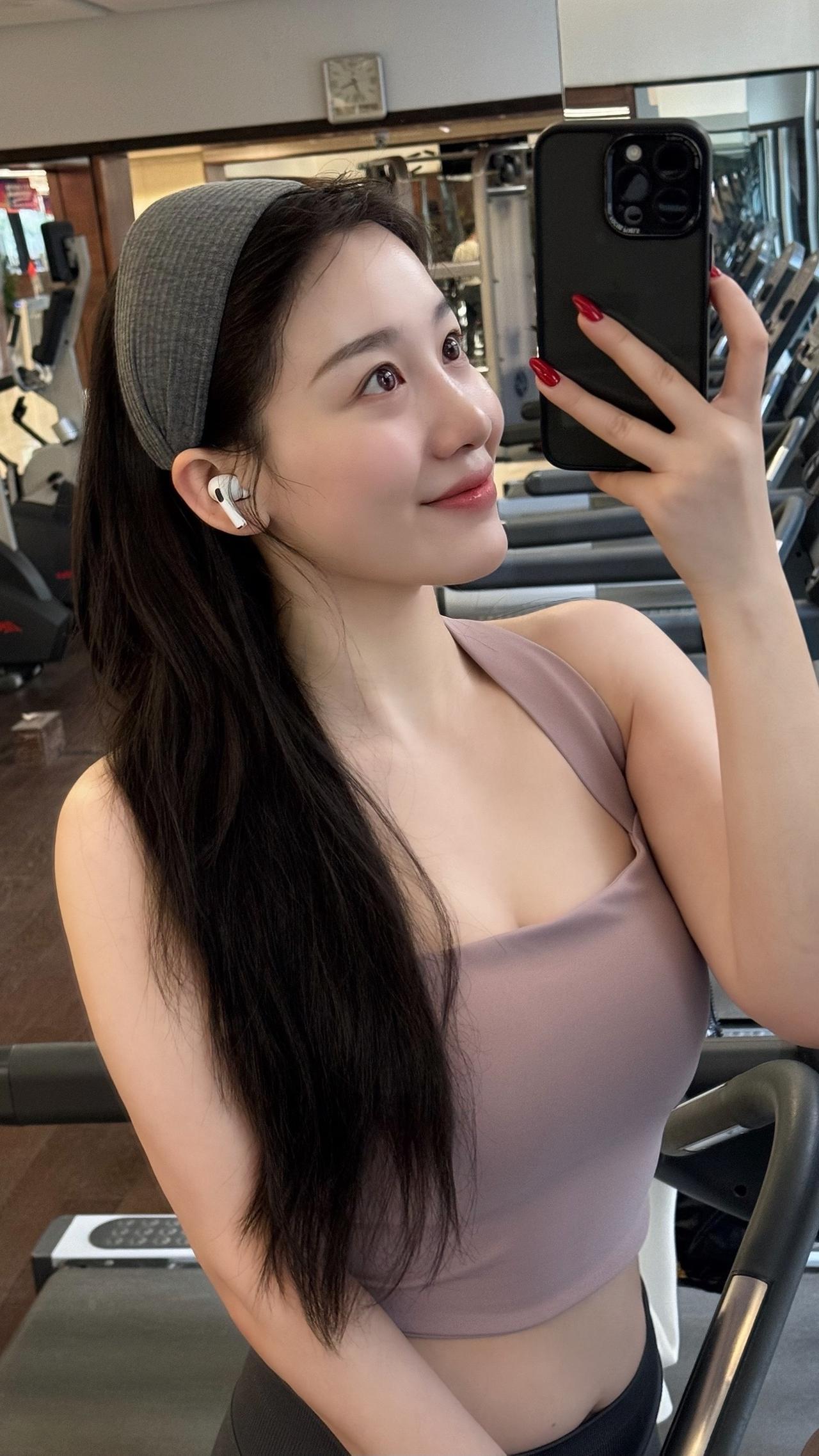 氛围感 对镜拍 白羊 今天长这样 健身拍照两不误