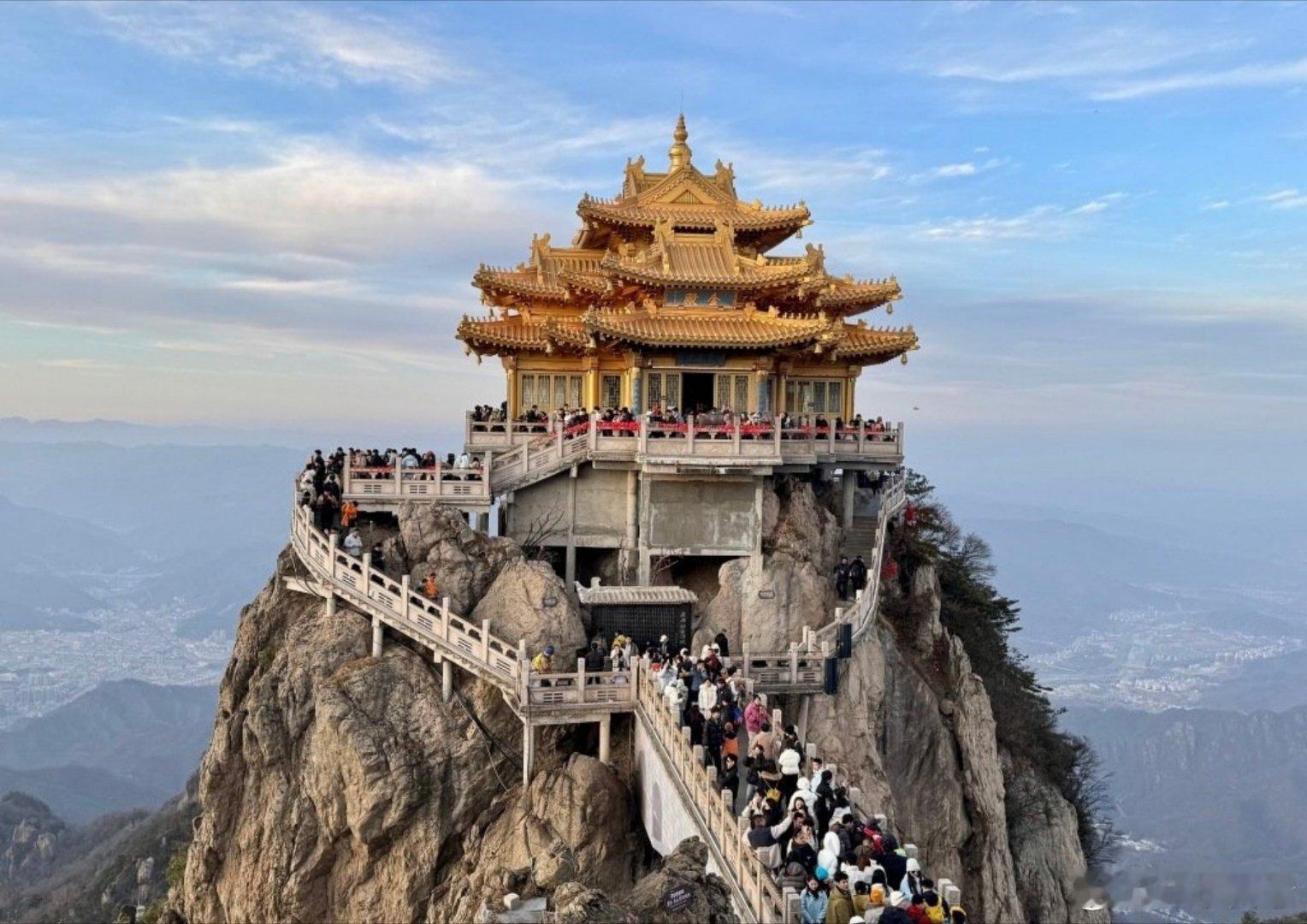 老君山景区全面禁止夜爬挺好的现在天气多变夜爬不安全实在是没有必要夜爬老君山想爬山