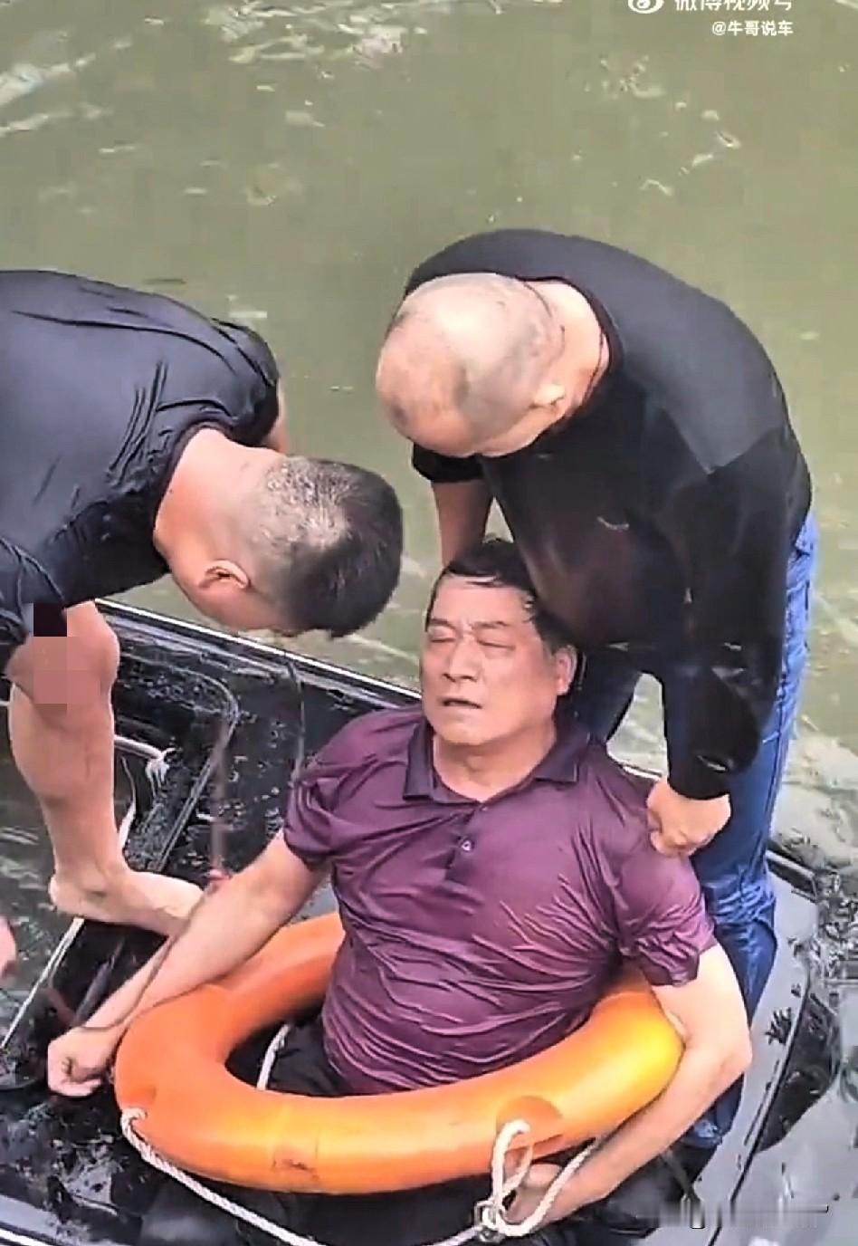 奥迪车主坠河，命悬一线！
被人从天窗救起，捡回一条命，4个圈值30万，这个天窗最