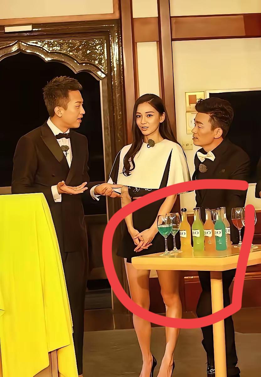 请问一下杨颖邓超前面的是饮料还是啤酒