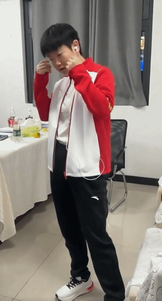 后台准备的莎莎，莎莎拿着耳机问工作人员戴一个？工作人员回答：最好戴两个…
最终上