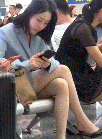 网友:偷拍别人是不礼貌的，给你转五十，帮我要个她的联系方式！