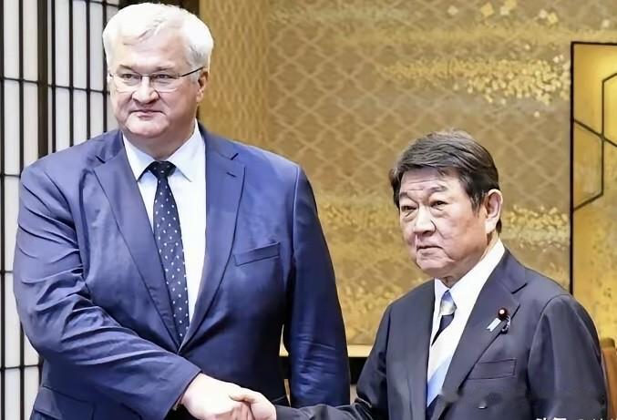 乌克兰在国际上的政治属性无疑是西方用来对付俄罗斯的一把刀，它的使命就是把俄罗斯战