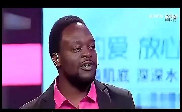 非洲小伙爱上中国姑娘，在姑娘明确的表示不会嫁给外国人的情况下，还死缠烂打缠着不放