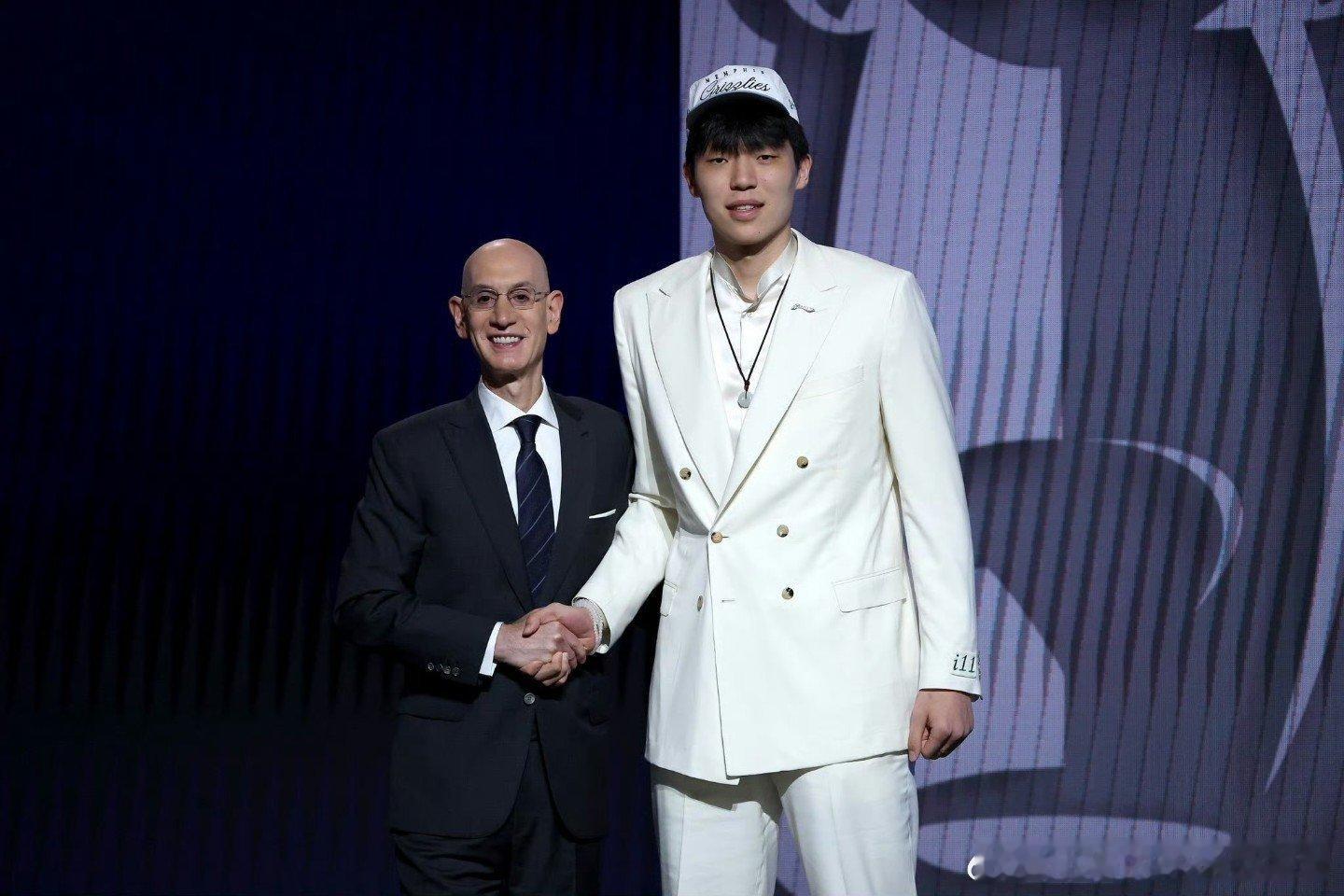 又一个好消息！！！爵士这边第三节还没结束就已经落后我拓三十分了，目前看来，爵士已