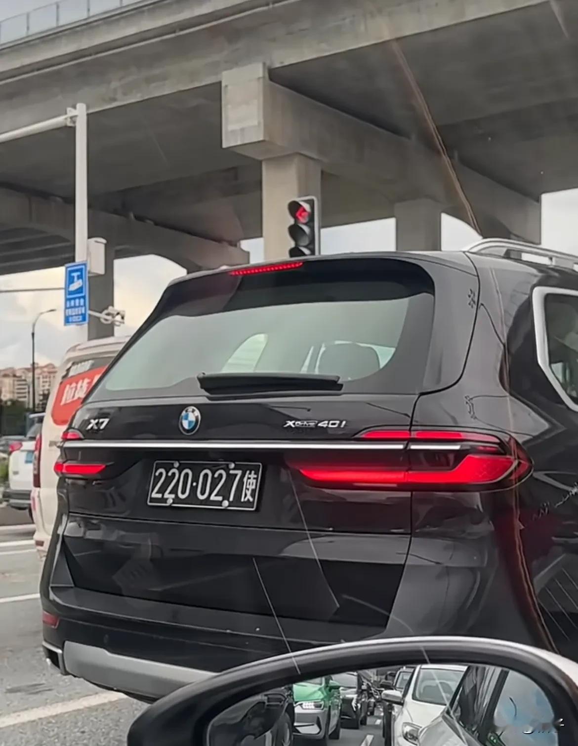 没有文化是真可怕，长这么大，第一次看见超大型越野车，这车比我高出一大截，看着是真