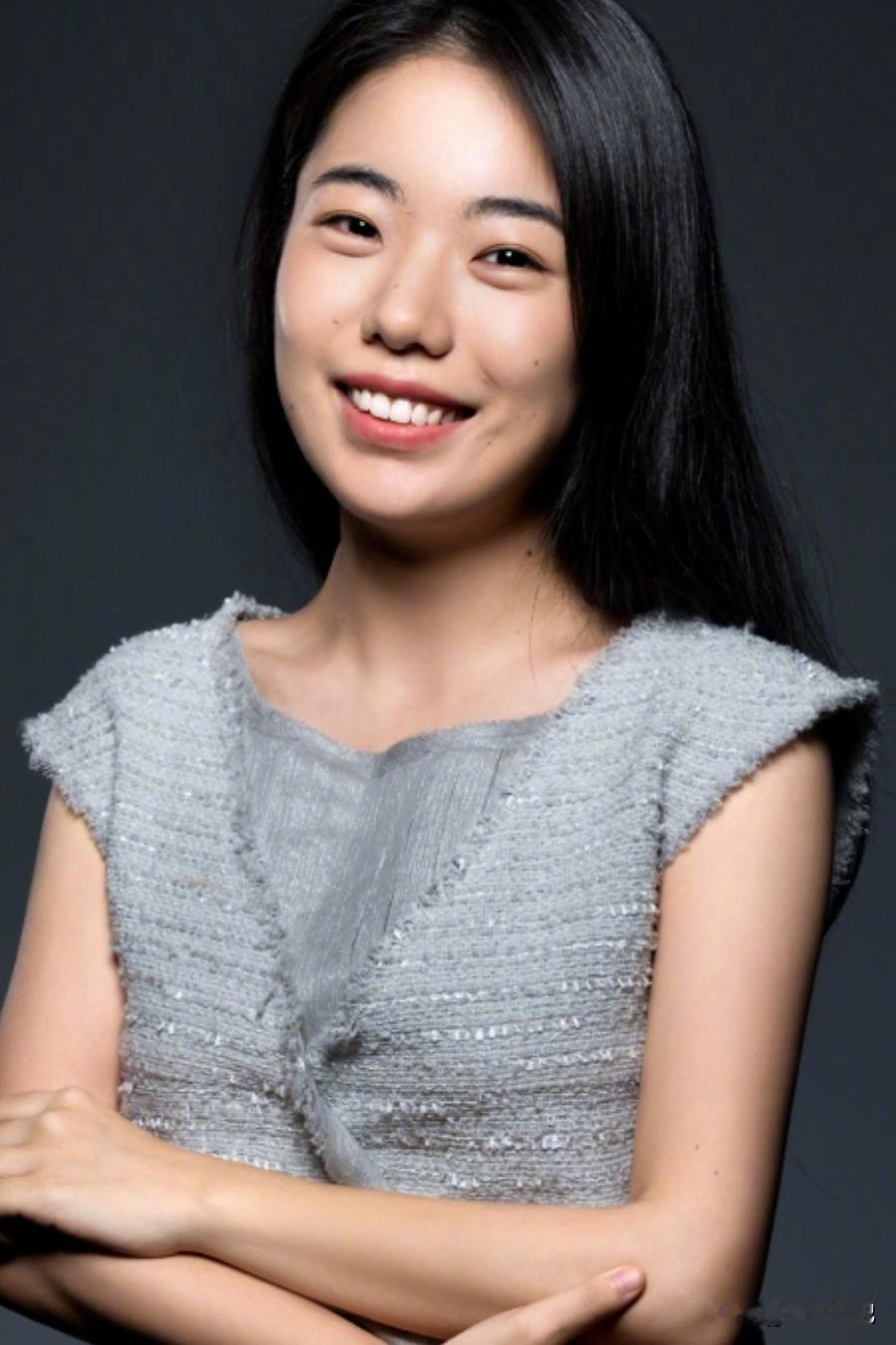 清华教授肖鹰实名举报蒋方舟。说她在人大的硕士论文，二十个注释全是假的。不光页码瞎