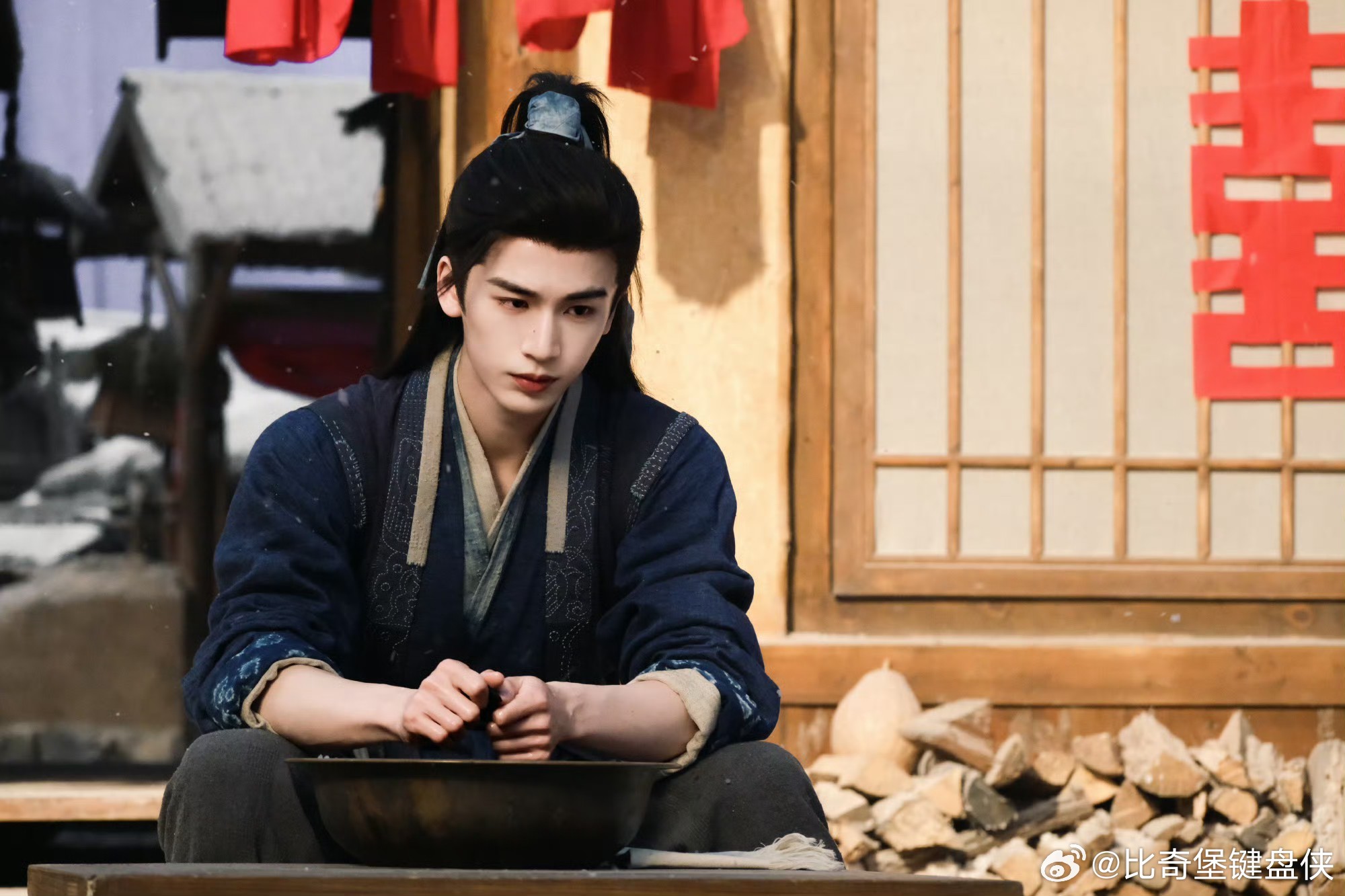 张凌赫这种帅哥演戏装脆弱最狠了 清冷系帅哥演隐忍脆弱真的太适配💛，张凌赫一抬眼