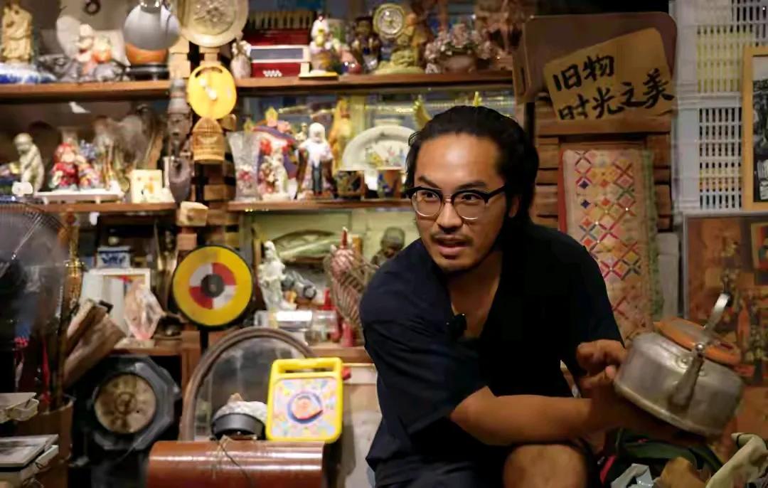 齐格蒙特·鲍曼的《工作、消费主义和新穷人》，其中有一句对当下消费社会的观察，“今