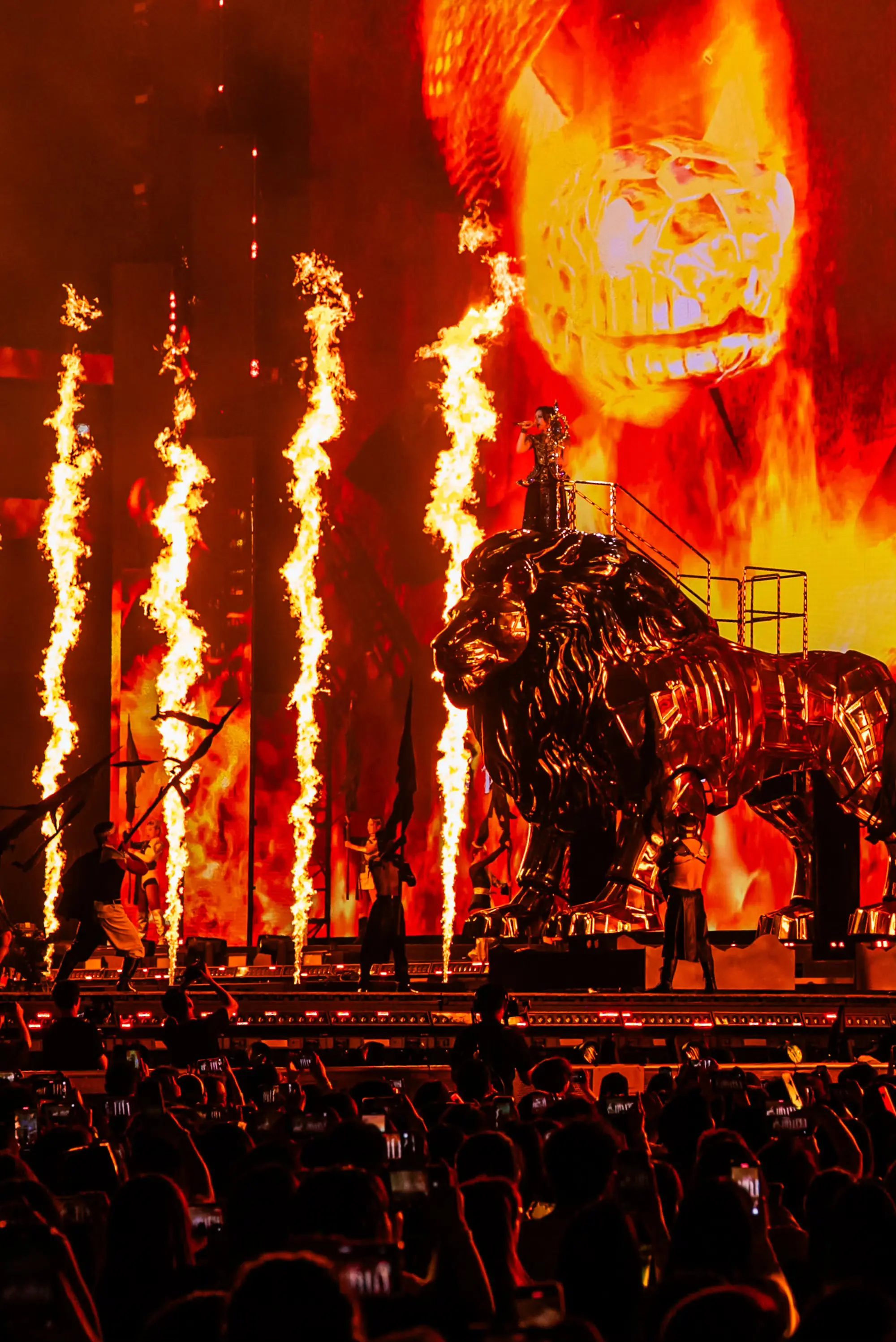 “都不是黑或白 都是灰的存在” —《灰狼》邓紫棋