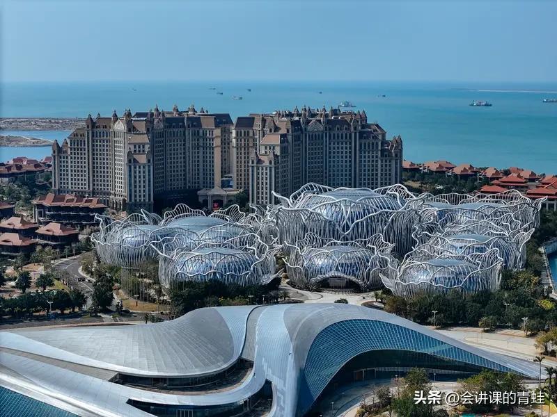 海花岛确实美得独一无二！我去的时候，一上岛就被震撼到了。那宏伟的建筑，像童话城堡