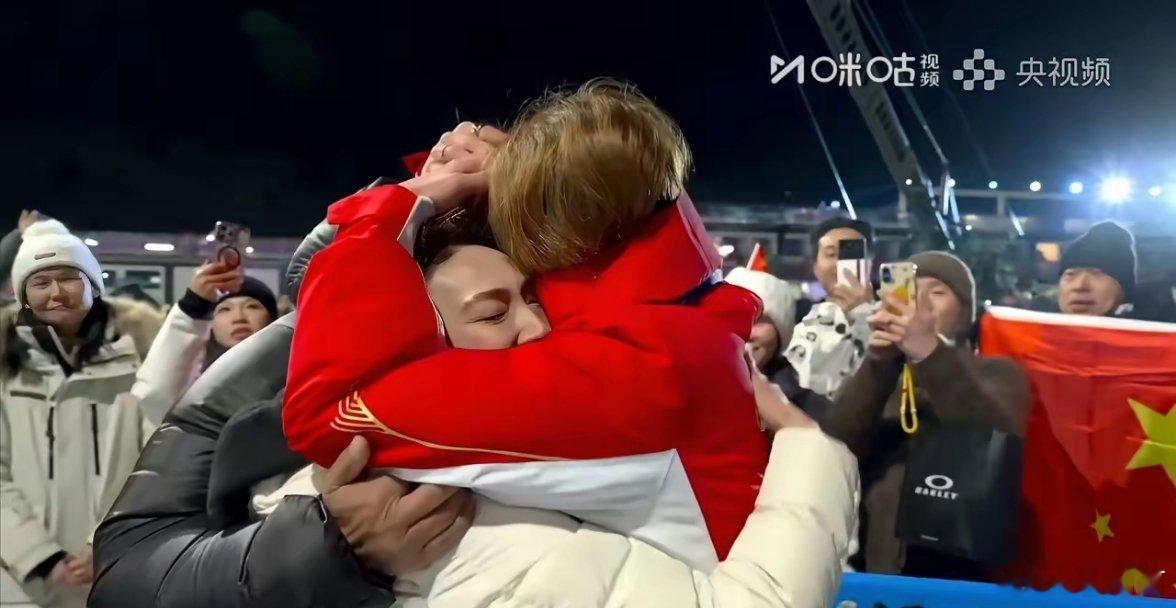苏翊鸣赛后哭了2月8日苏翊鸣比赛夺得铜牌抱着妈妈哭，看着有遗憾也有满足。妈妈安慰